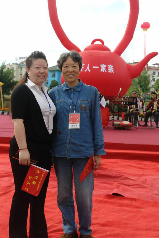 全国政协委员、中国茶叶质量检测中心主任骆少君女士与总经理张曼娜女士合影(图1)